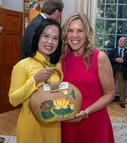 خاتون اول اور ایک خاتون بُنے ہوئے پرس کے ساتھ