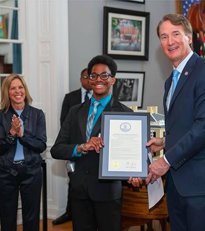 ایک نوجوان گورنر سے سرٹیفکیٹ وصول کر رہا ہے۔