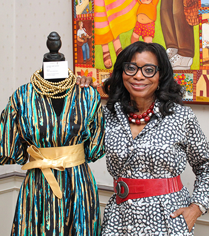 یوکے اس کے لباس کے ساتھ کھڑی ہے۔